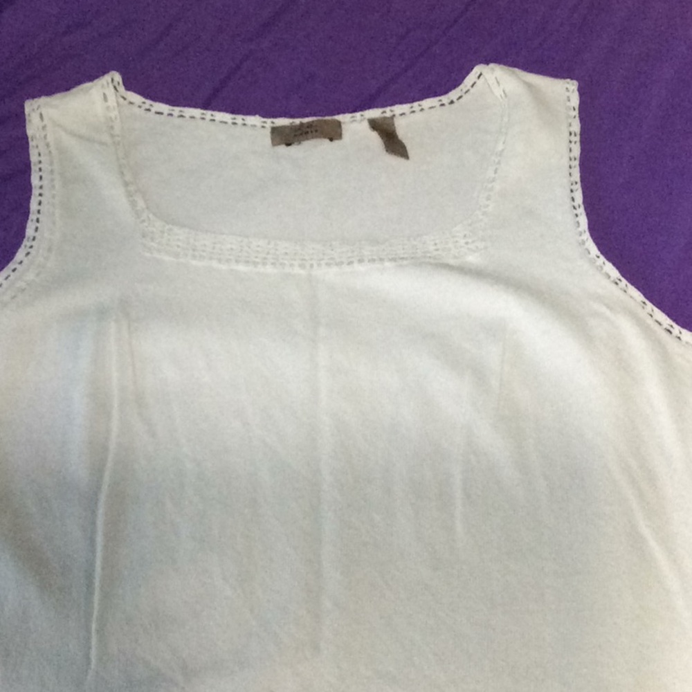 I.e. woman sleeveless blouse in cream size 2X. B5